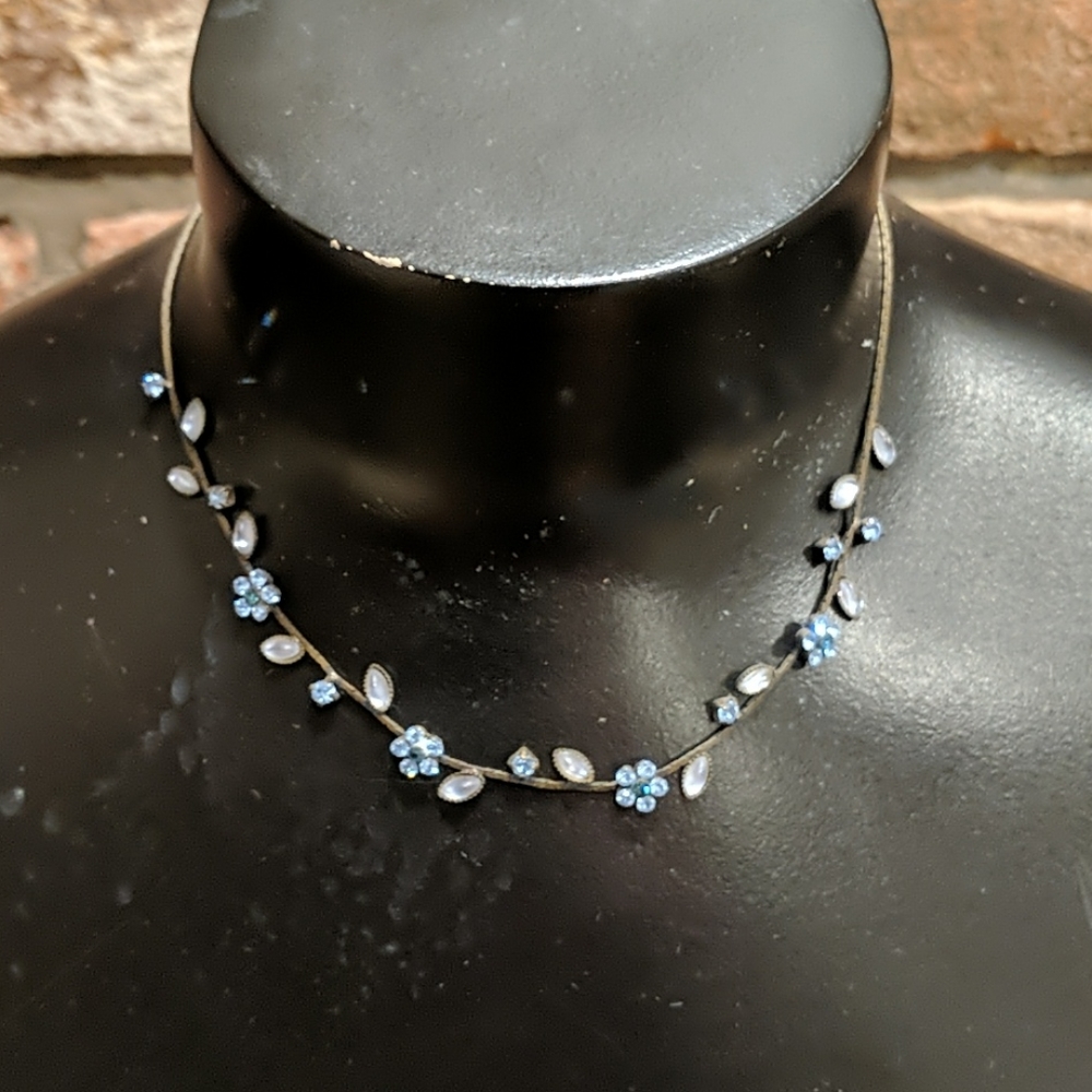 Sweet and delicate flower necklace